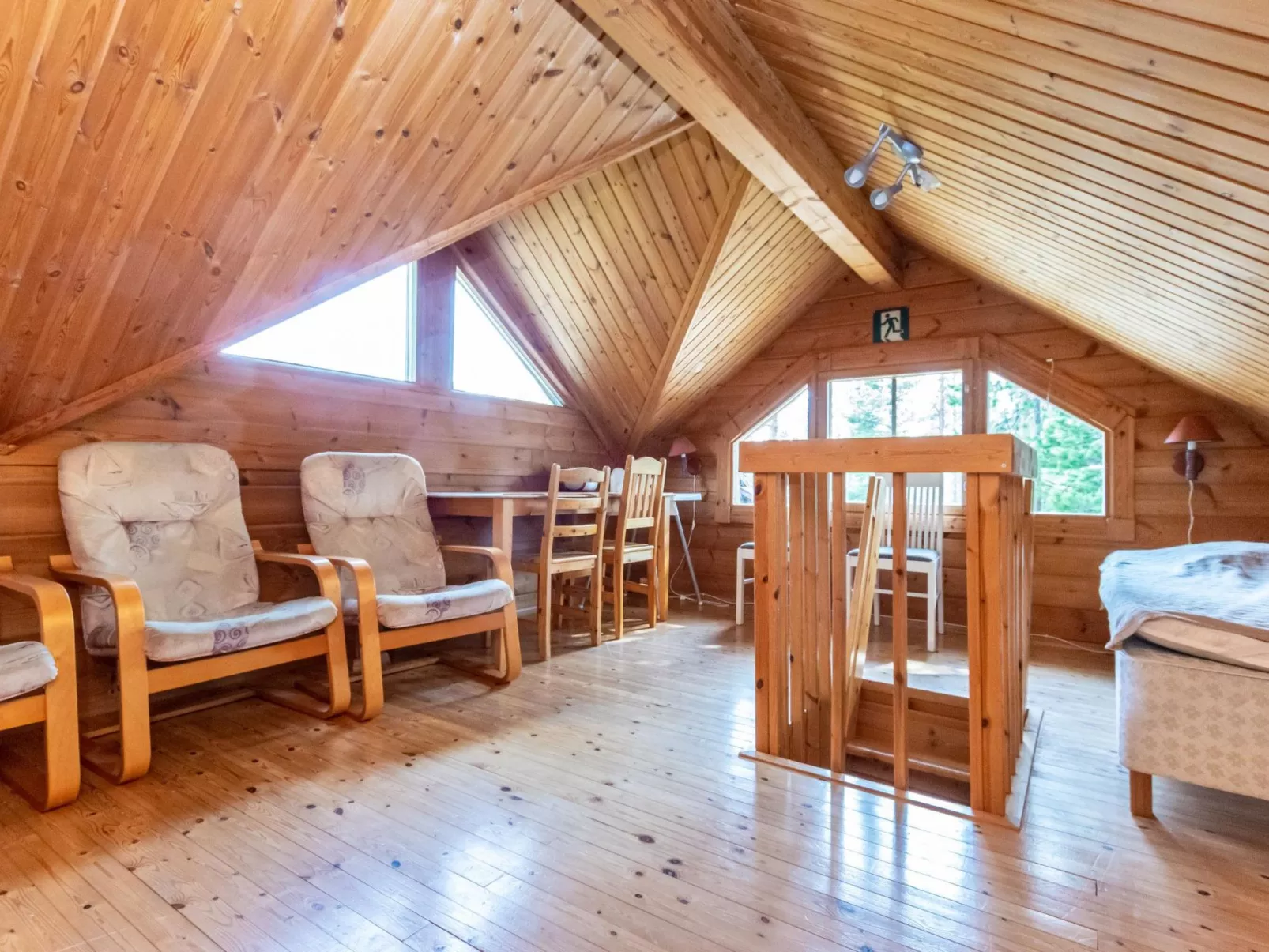 Ressipysäkki 2-Inside