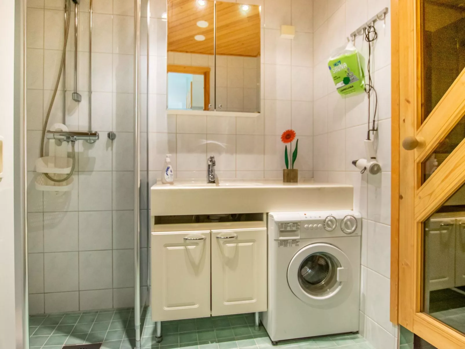 Lomariekko 6 a 4 pikkuriekko-Inside