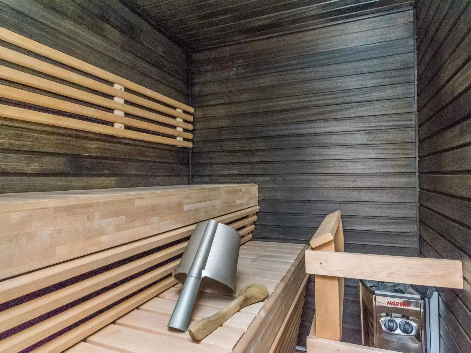 Saarihely a1-Drinnen