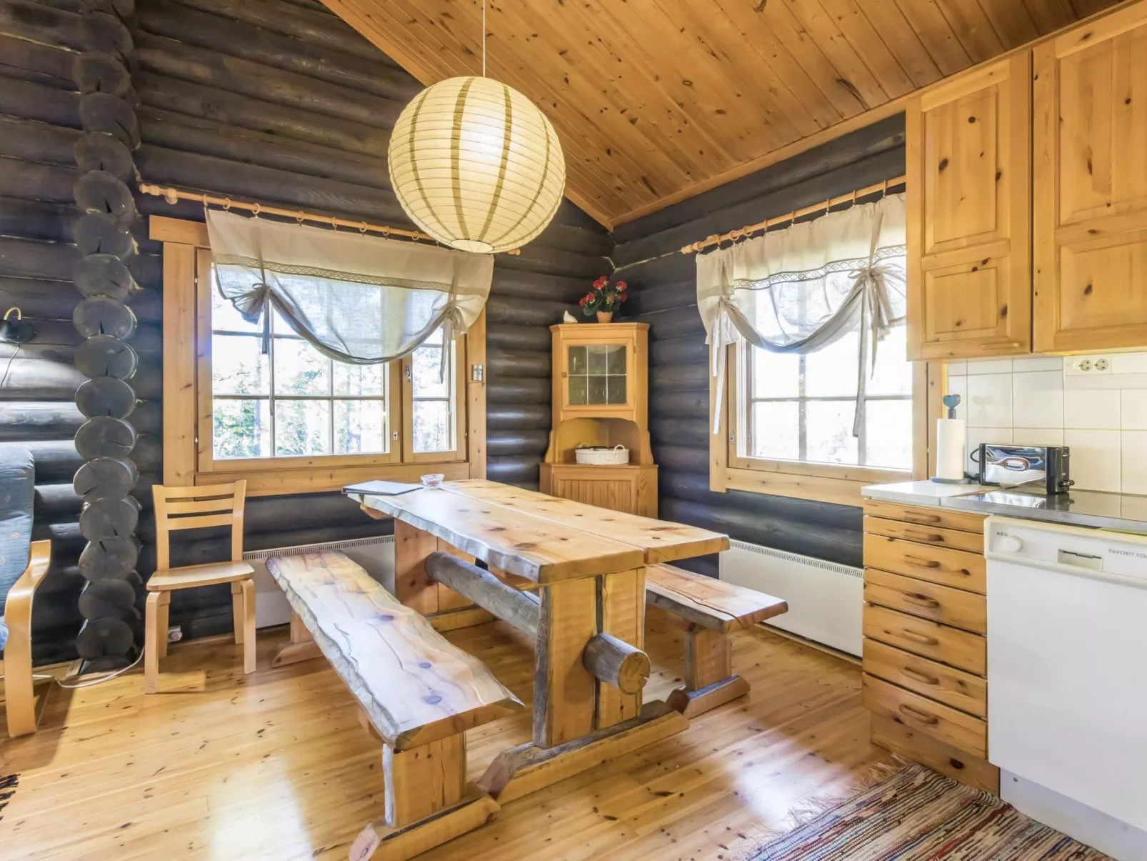 Mötönpesä 2-Drinnen