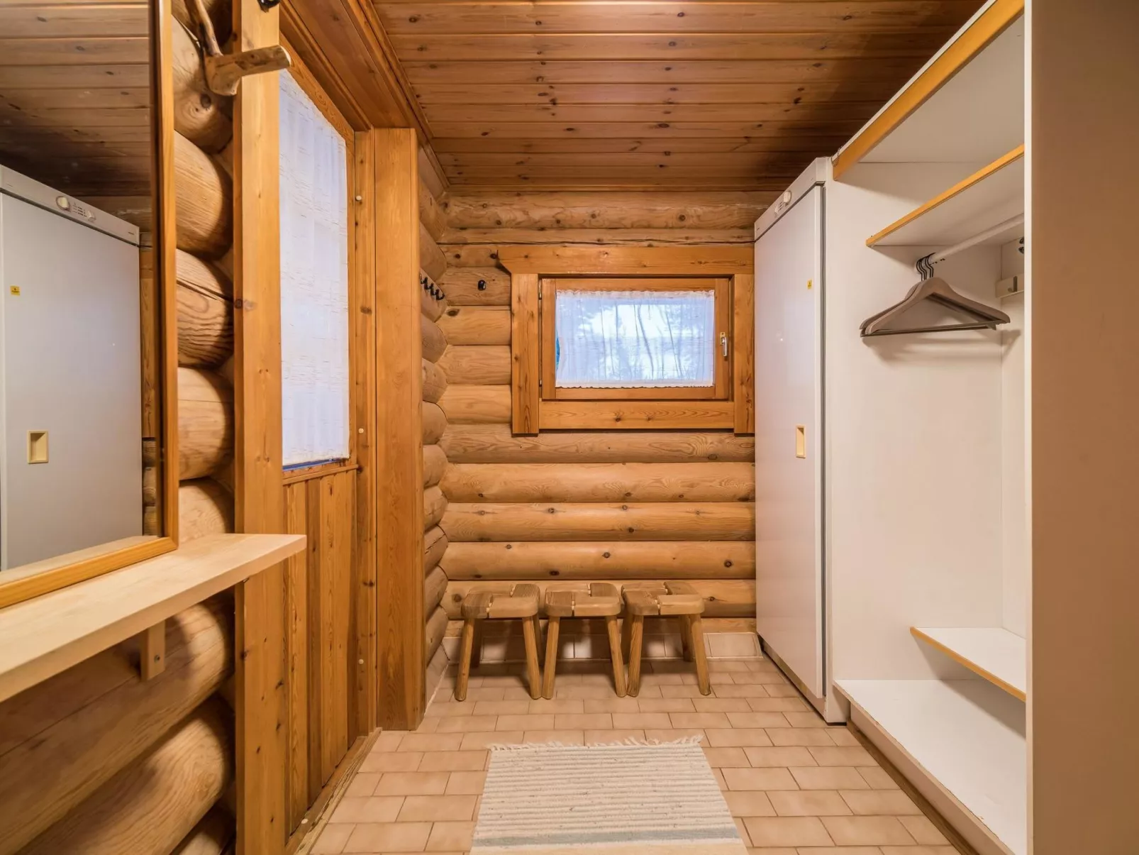 Kuukkelintupa 1-Drinnen