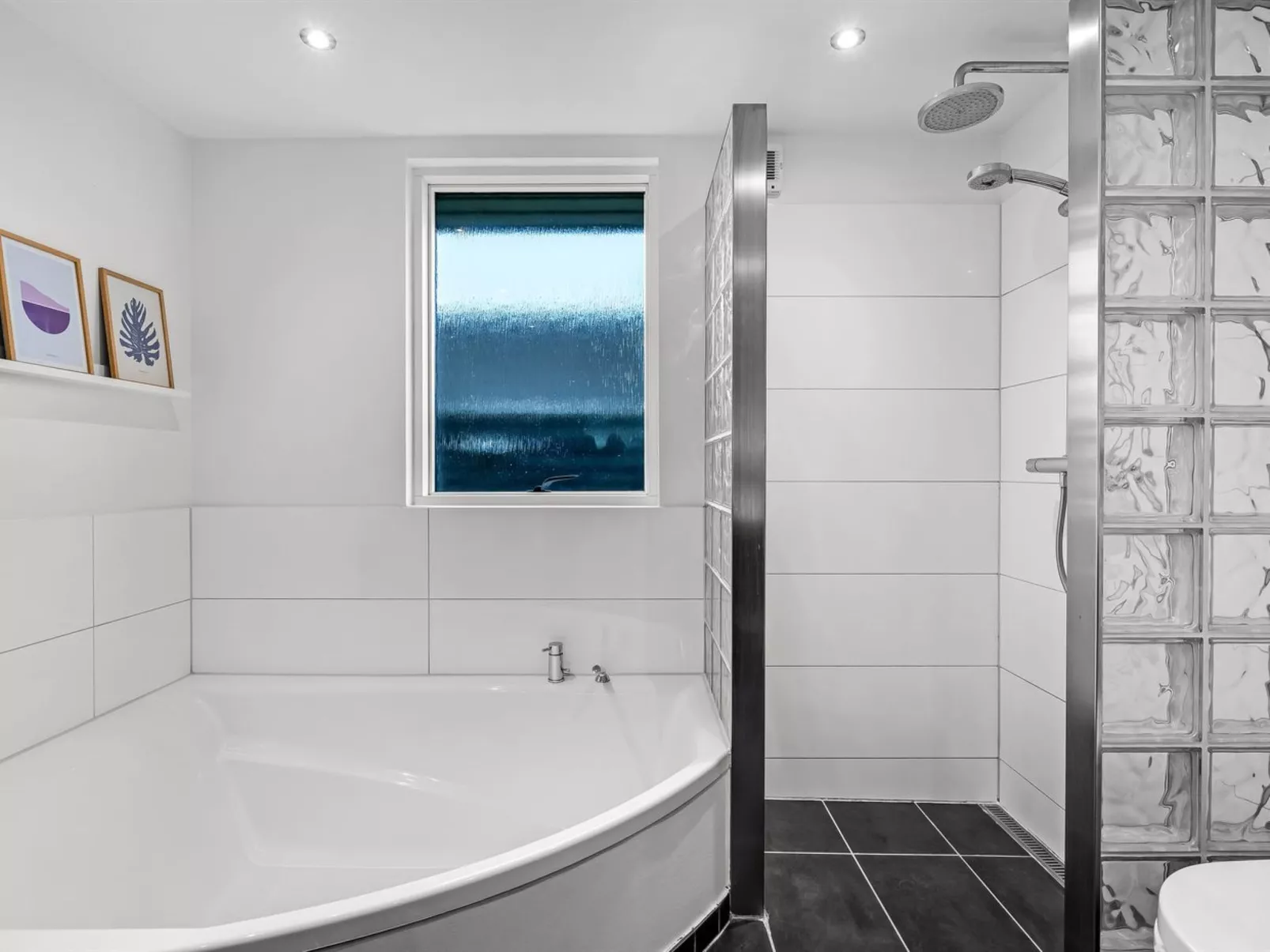 "Carlie" - 250m to the fjord-Inside