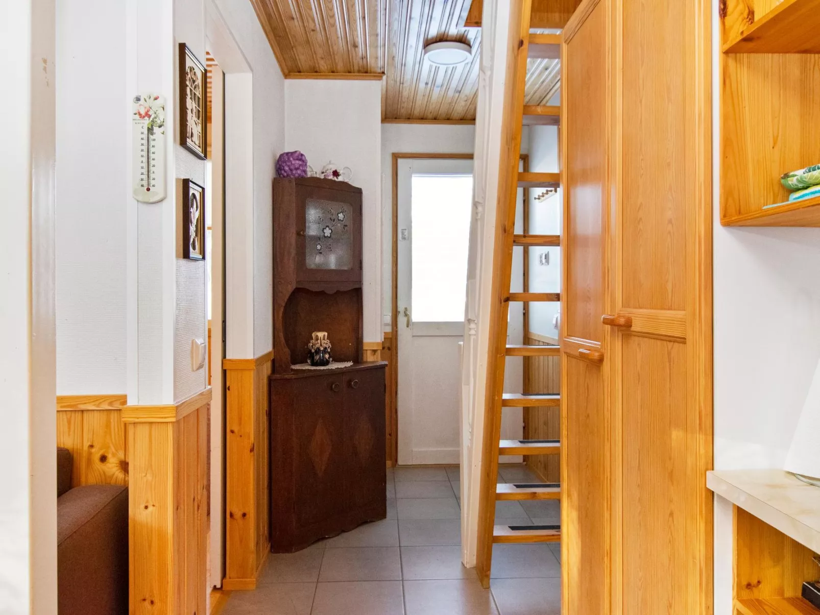 Hallantytär a1 paritalo-Dedans