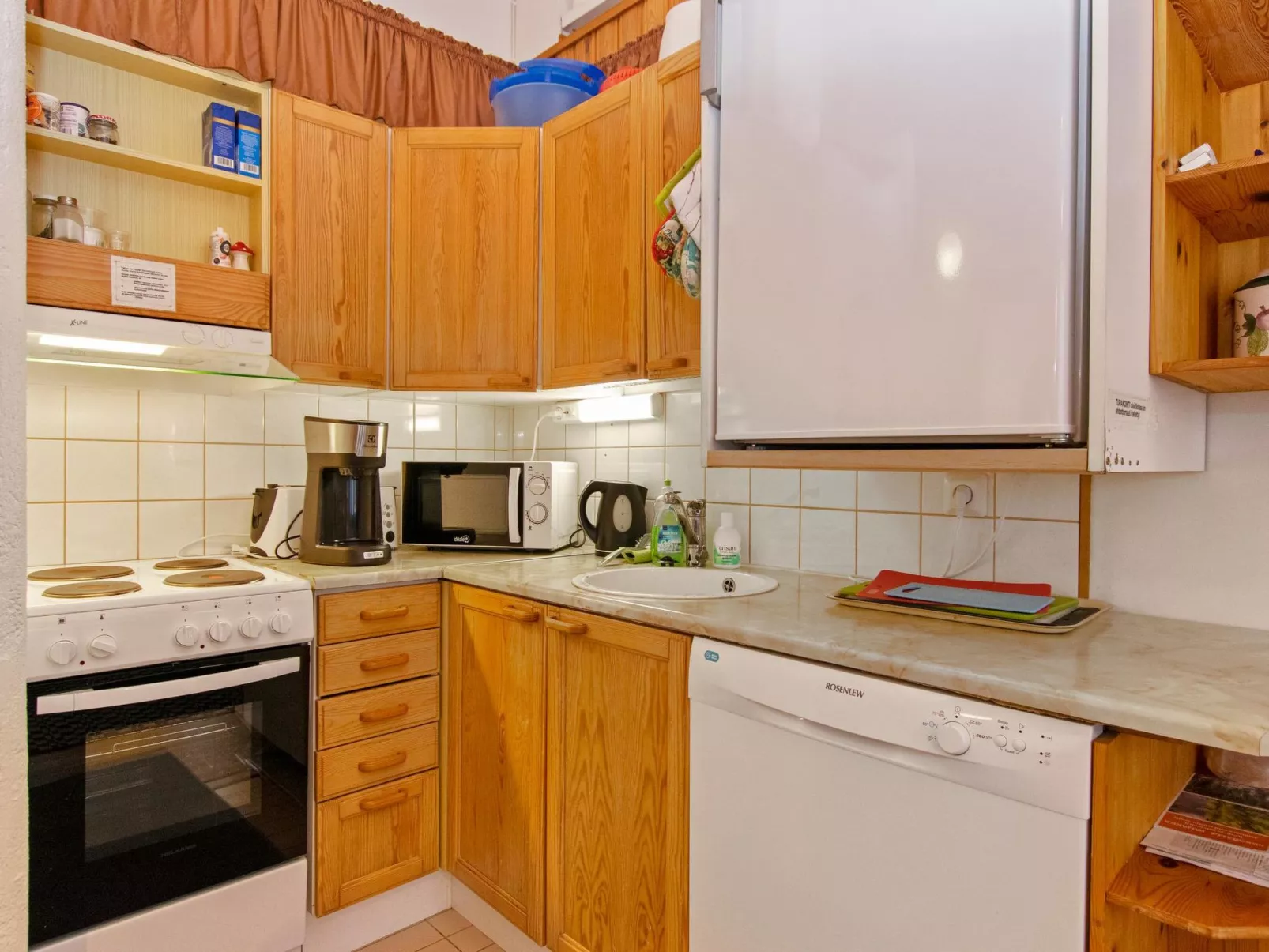 Hallantytär a2 paritalo-Drinnen