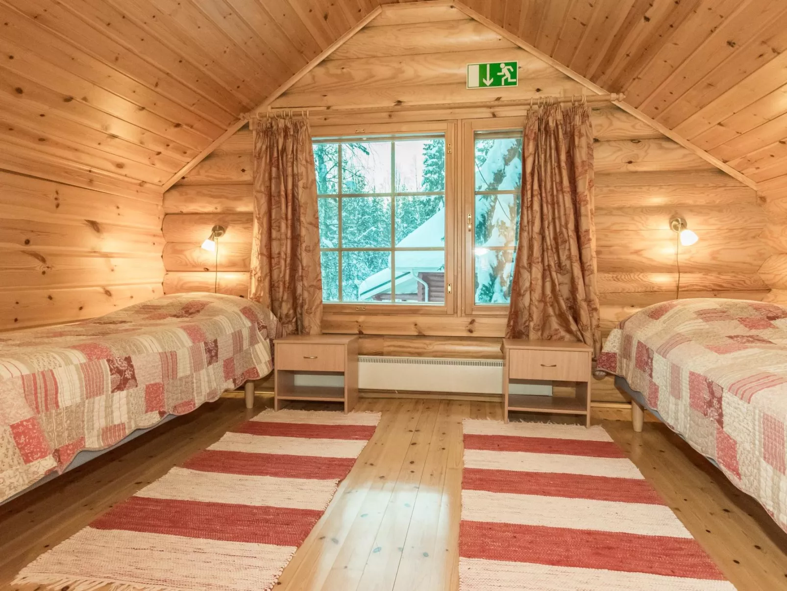 Sateenkaari mökki-Drinnen