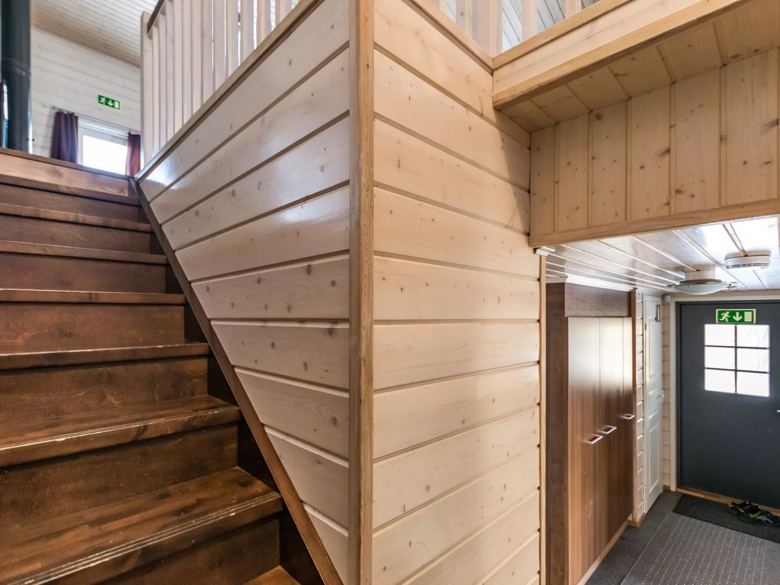 Hallan karhu c, paritalo-Dedans