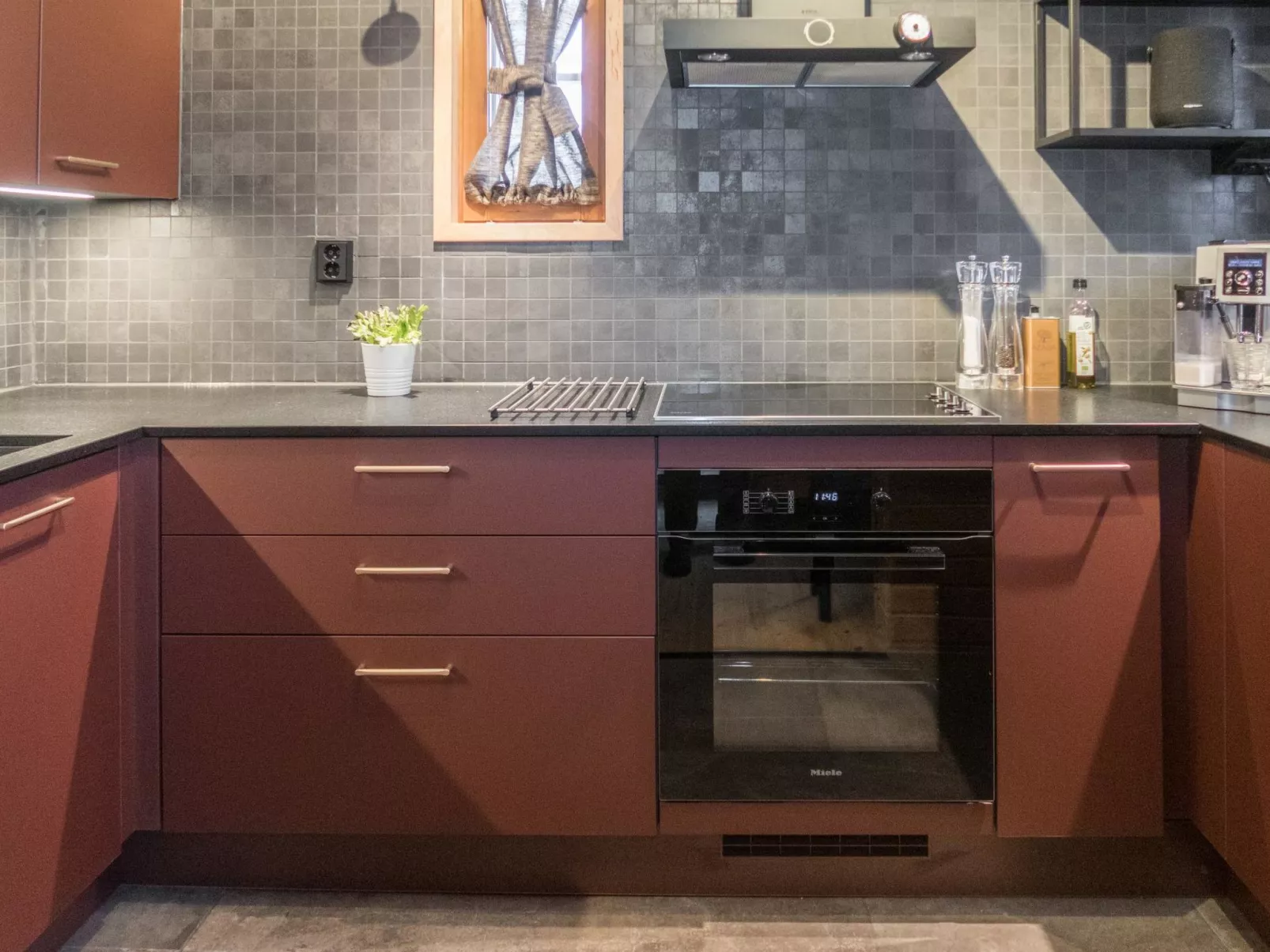 Ruka-rokova 2-Dedans