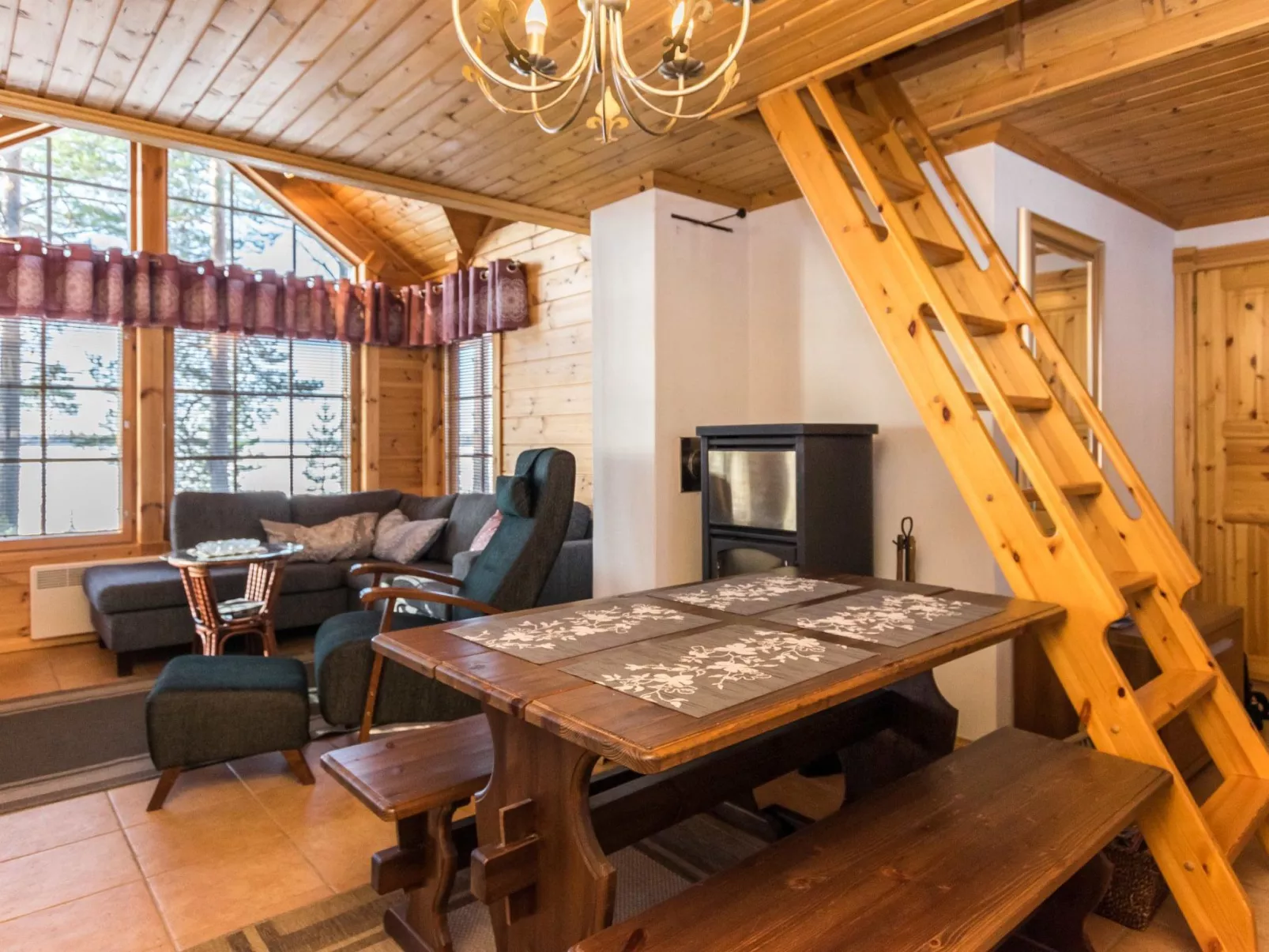 Puolen hehtaarin metsä-Inside