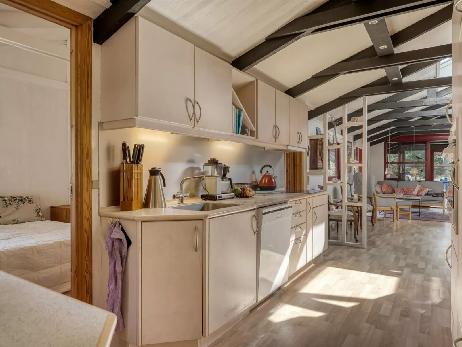 "Nimrod" - 800m from the sea-Dedans