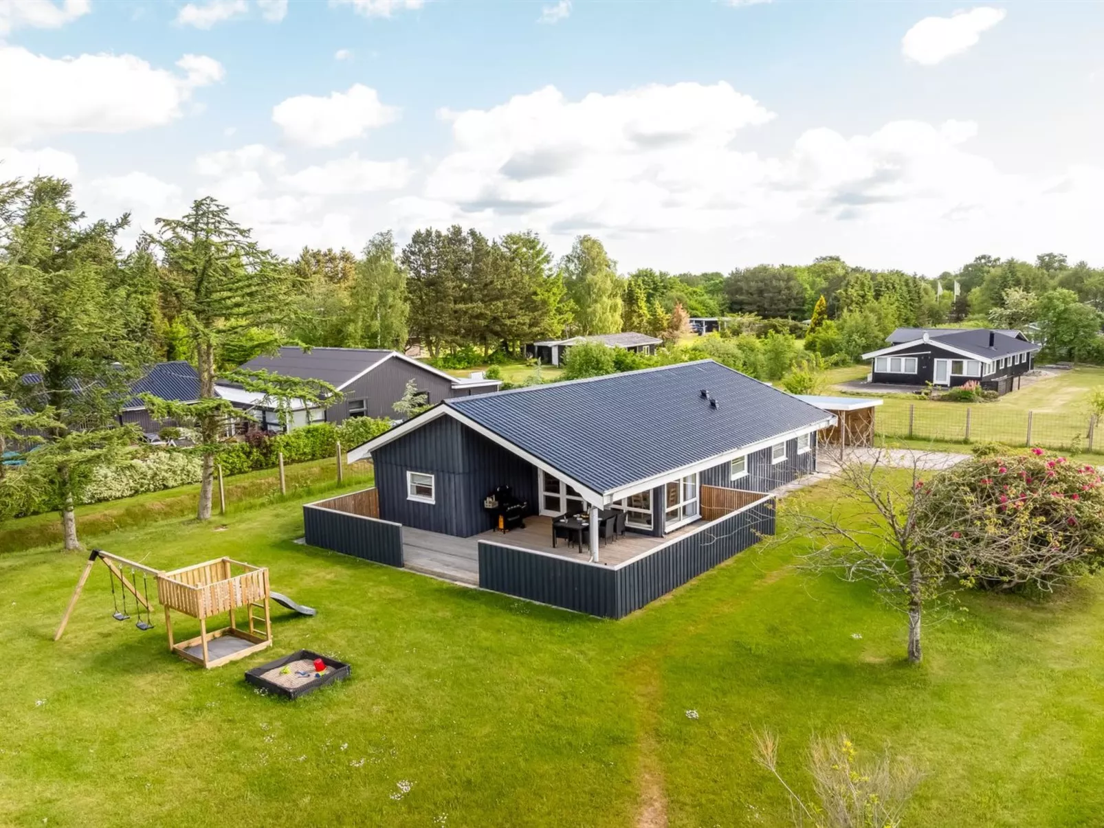 "Ebertine" - 740m to the fjord-Outside