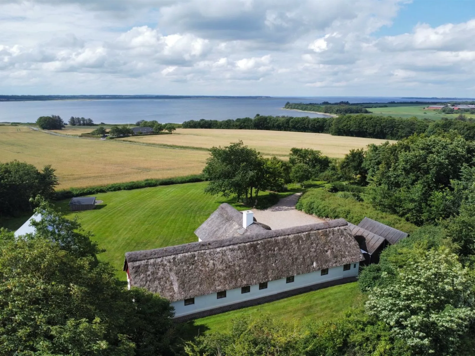 "Åsta" - 400m to the fjord-Outside