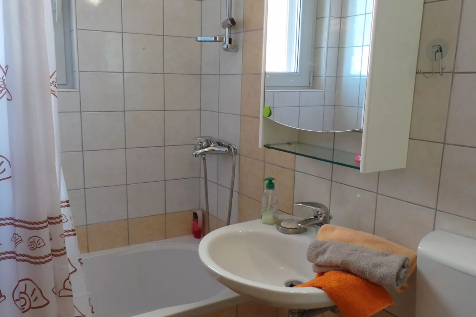 Superb Lovran Apartments with Sea Views - One Bedroom Apartment with Balcony-Badezimmer