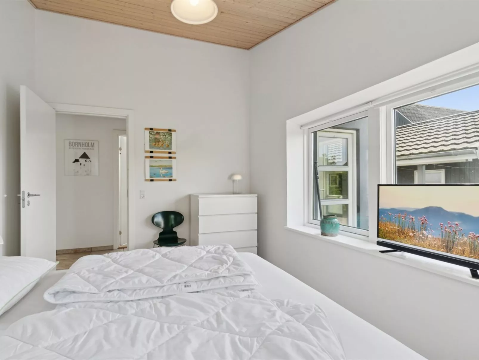 "Dreng" - 250m from the sea-Drinnen