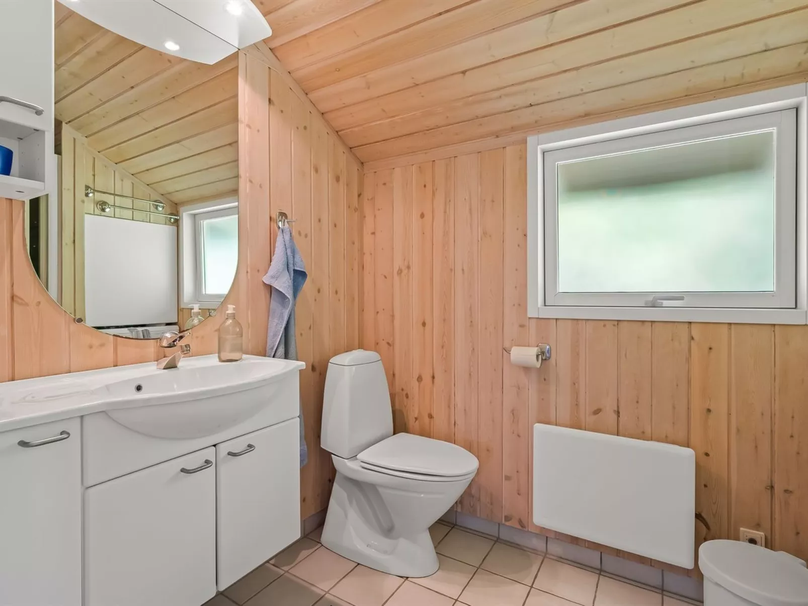 "Leeve" - 1.3km from the sea-Inside