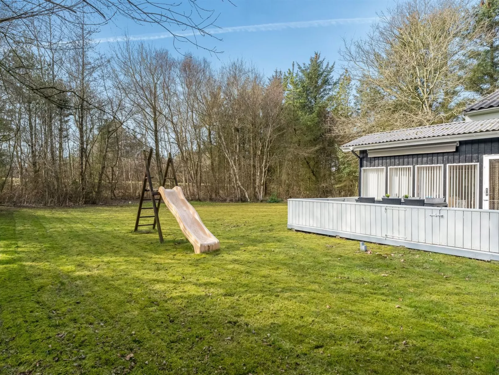 "Iris" - 200m to the fjord-Outside