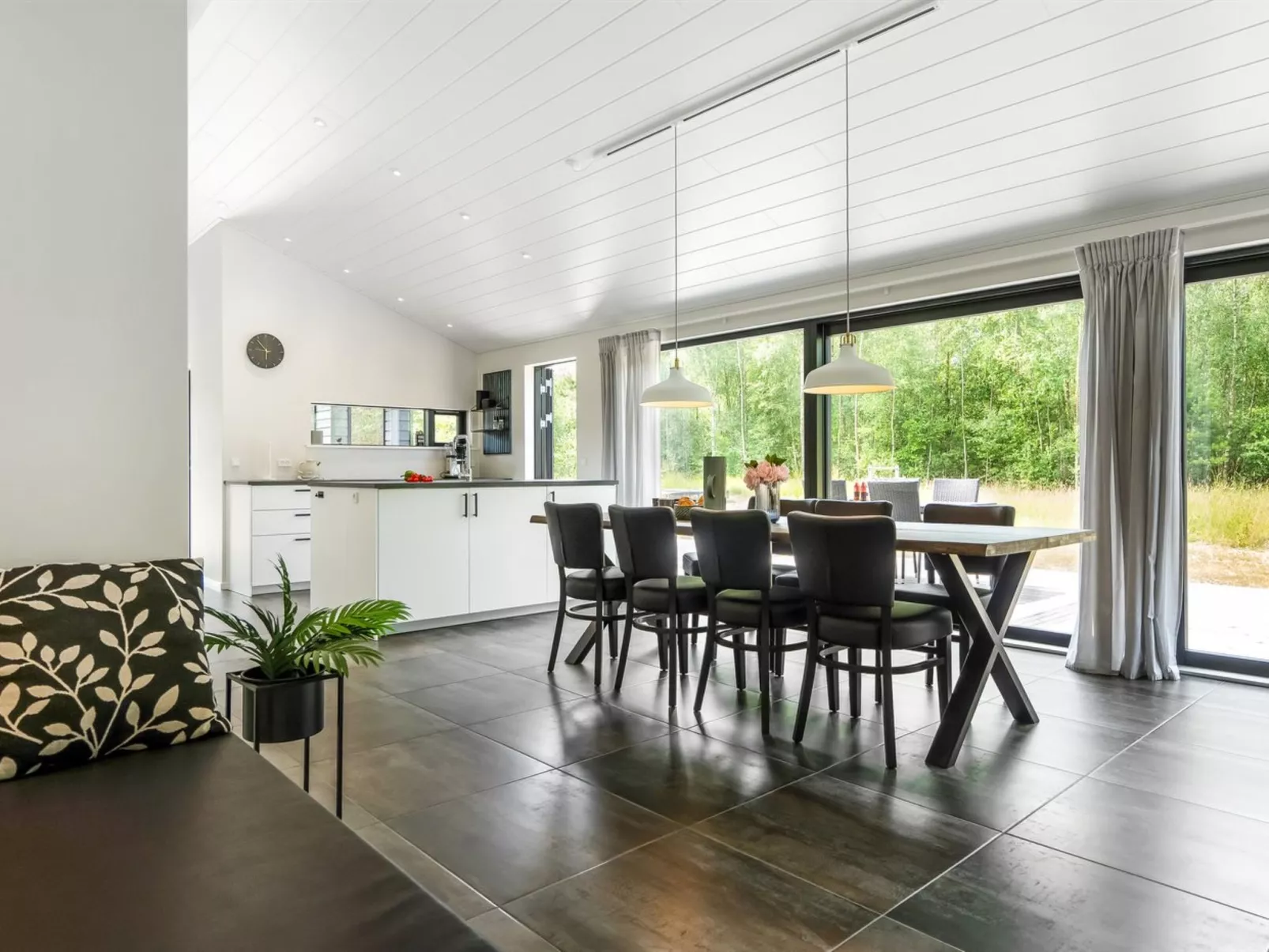 "Sighvat" - 300m from the sea-Drinnen