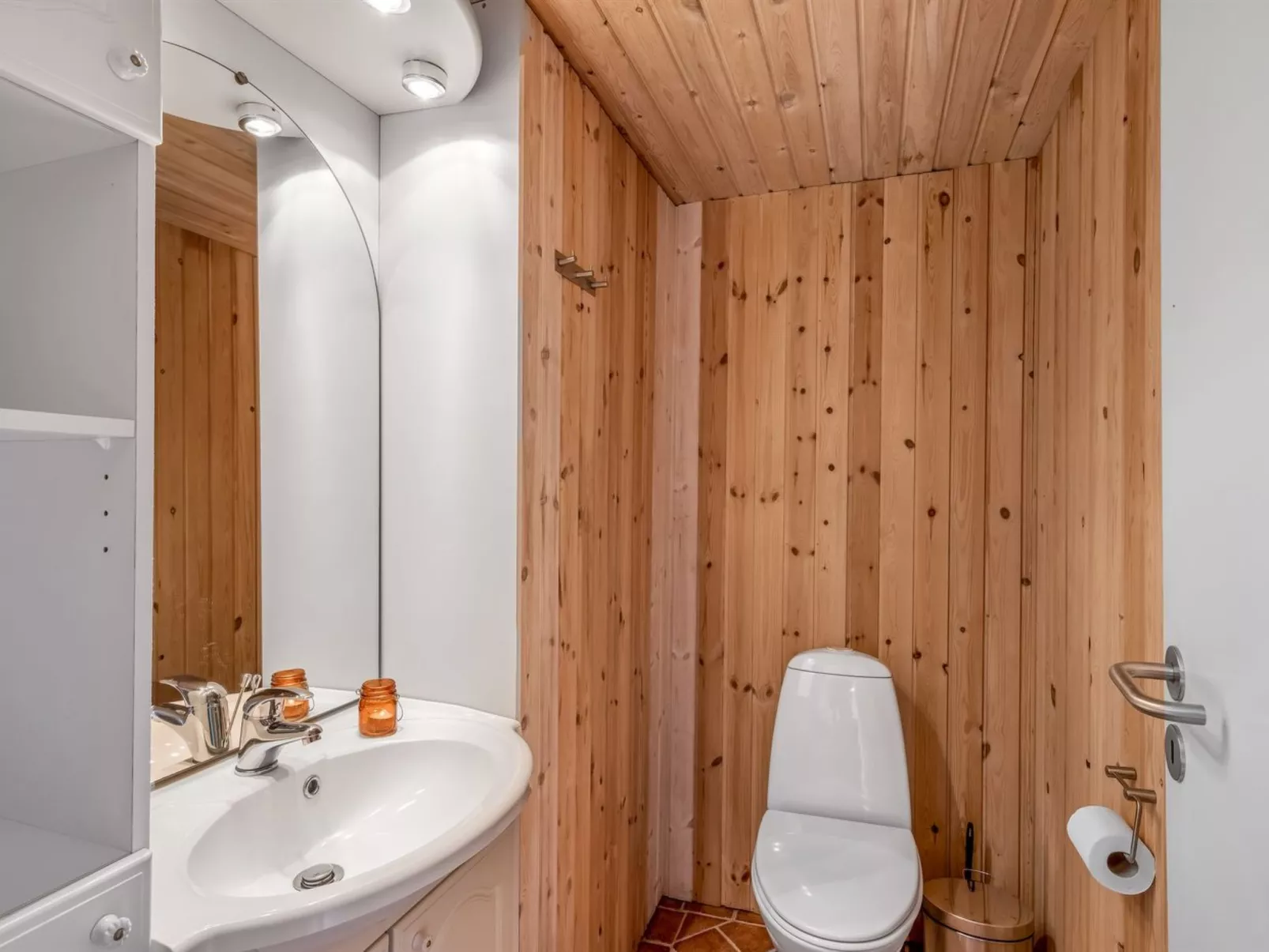 "Blesse" - 500m to the fjord-Drinnen