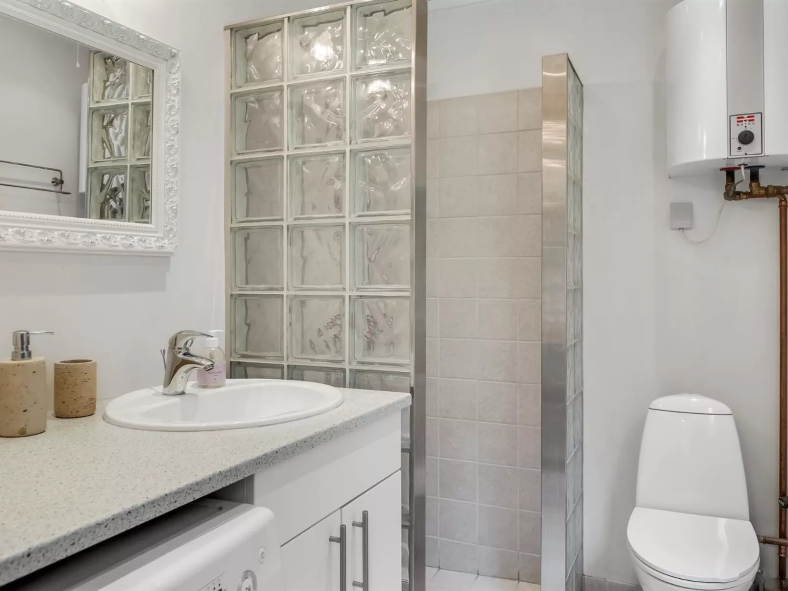 "Göran" - 30km from the sea-Dedans