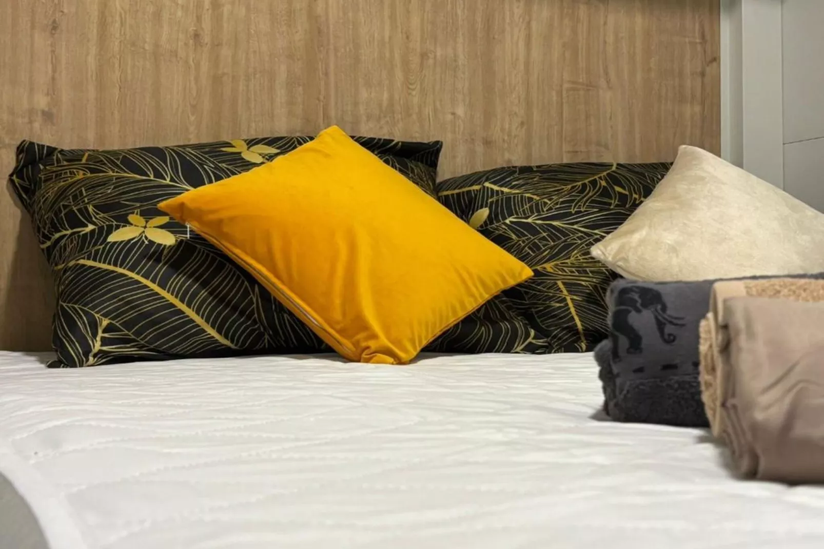 TJ Escape - Mobile Home - Mobile Home With Hot Tub And Terrace-Schlafzimmer