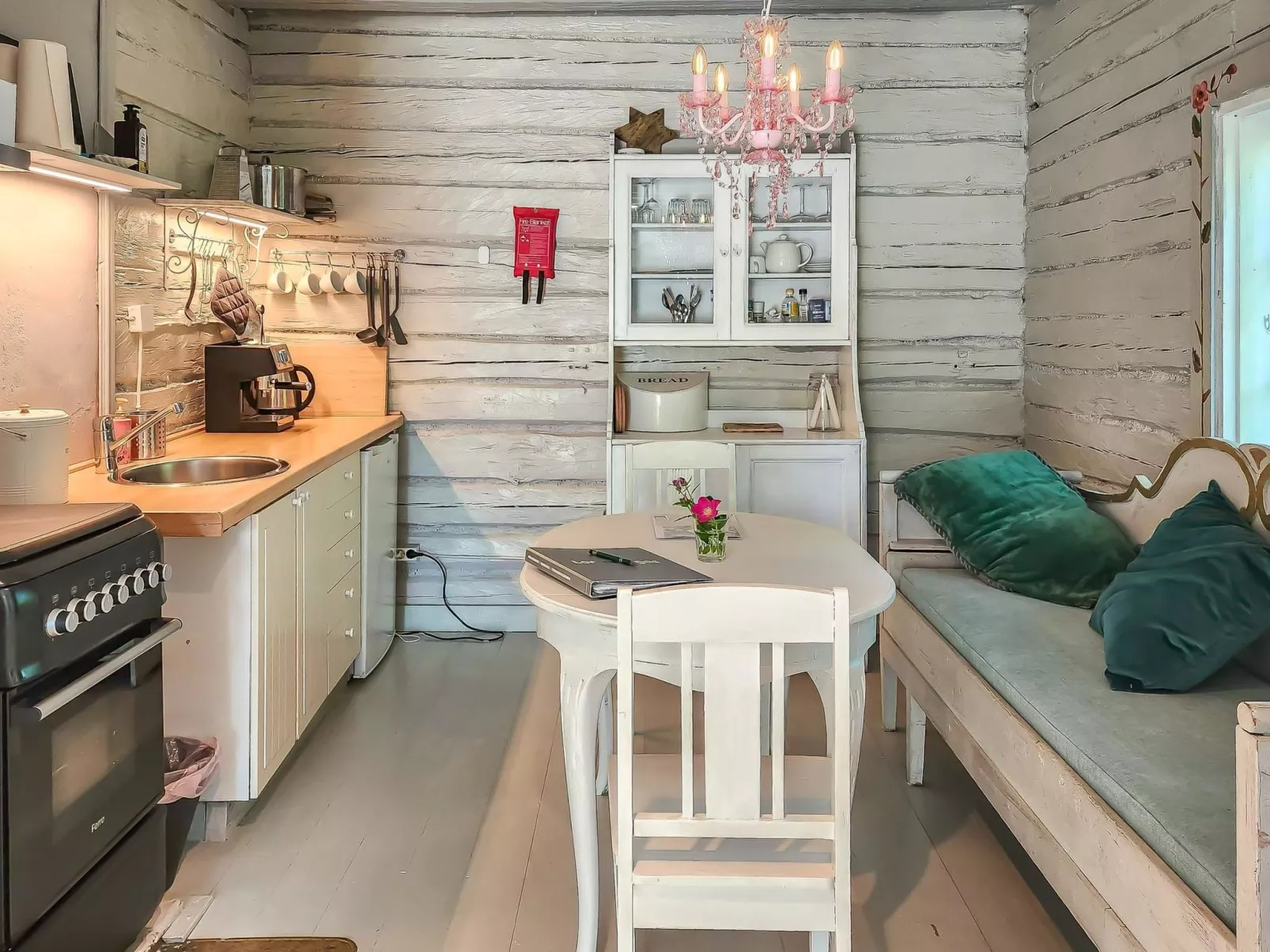 Den lilla röda stugan-Drinnen