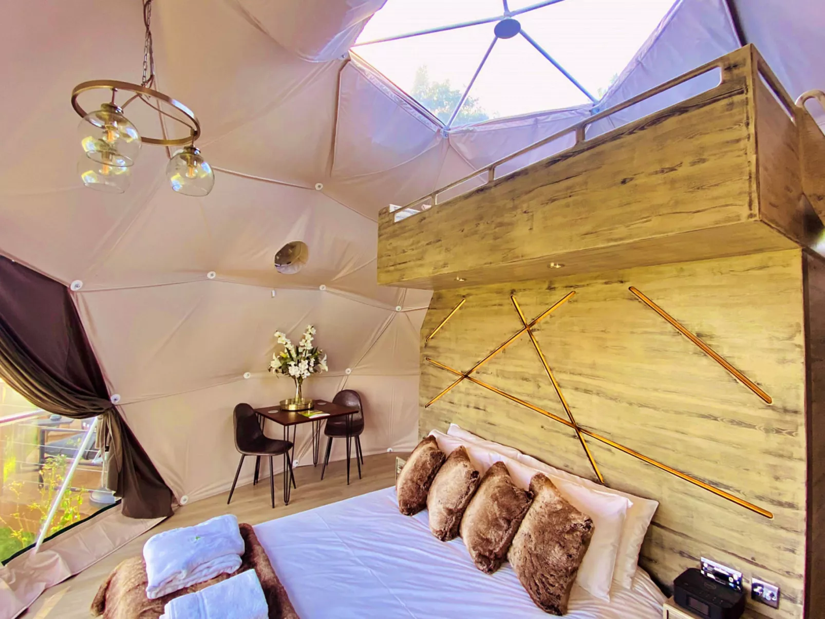 Scotney Luxury Dome-Drinnen