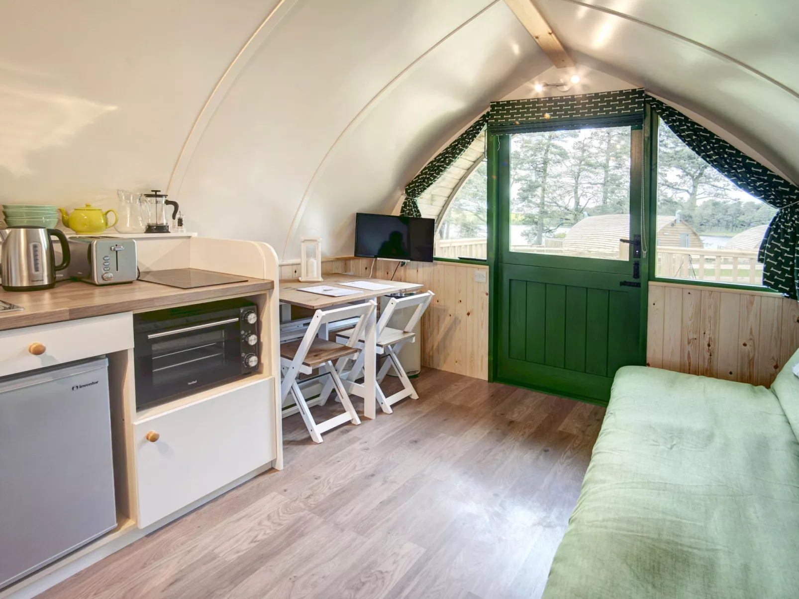 Barebones Glamping-Drinnen