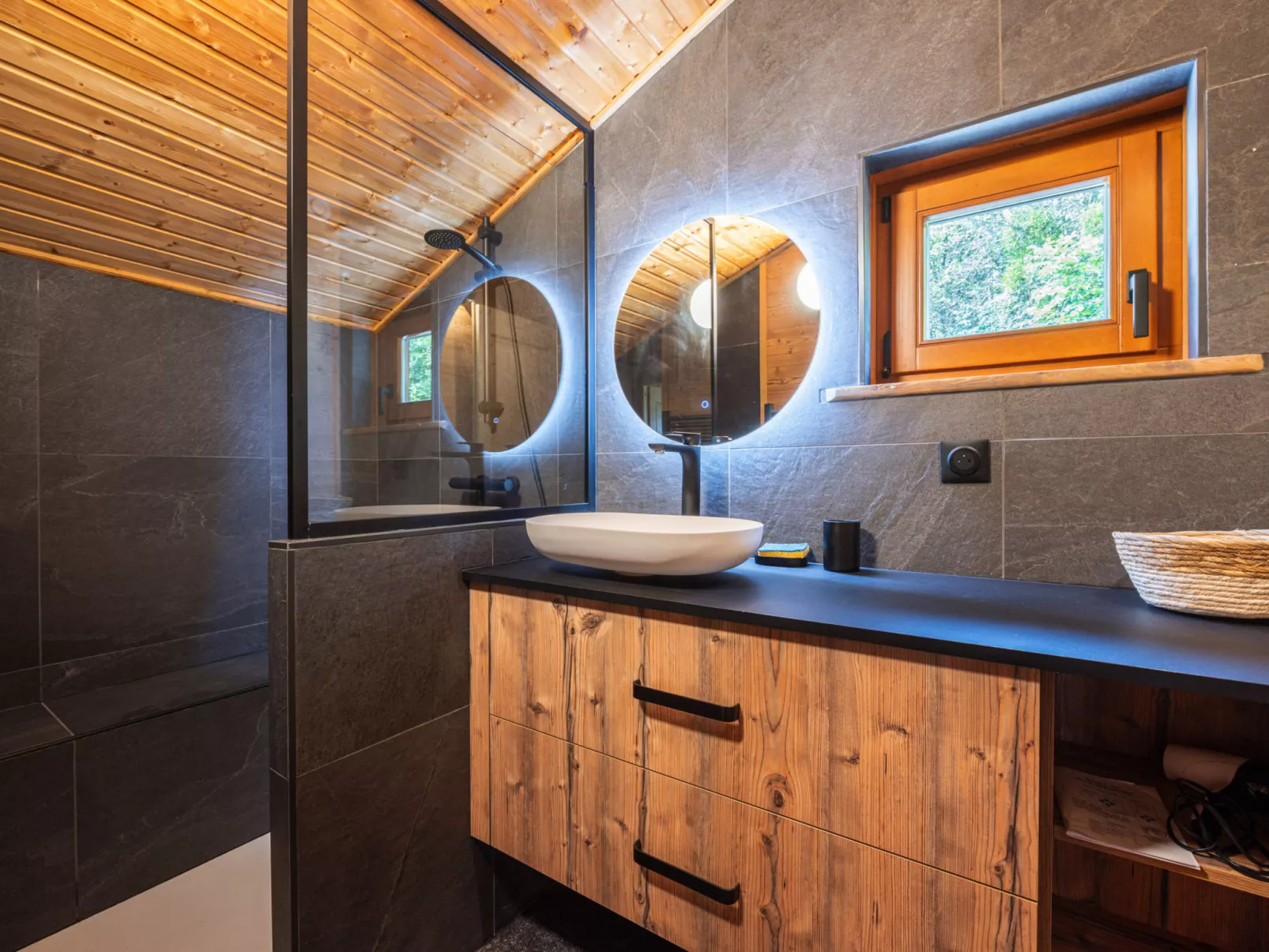 BOIS DE CHAMPELLE-Drinnen