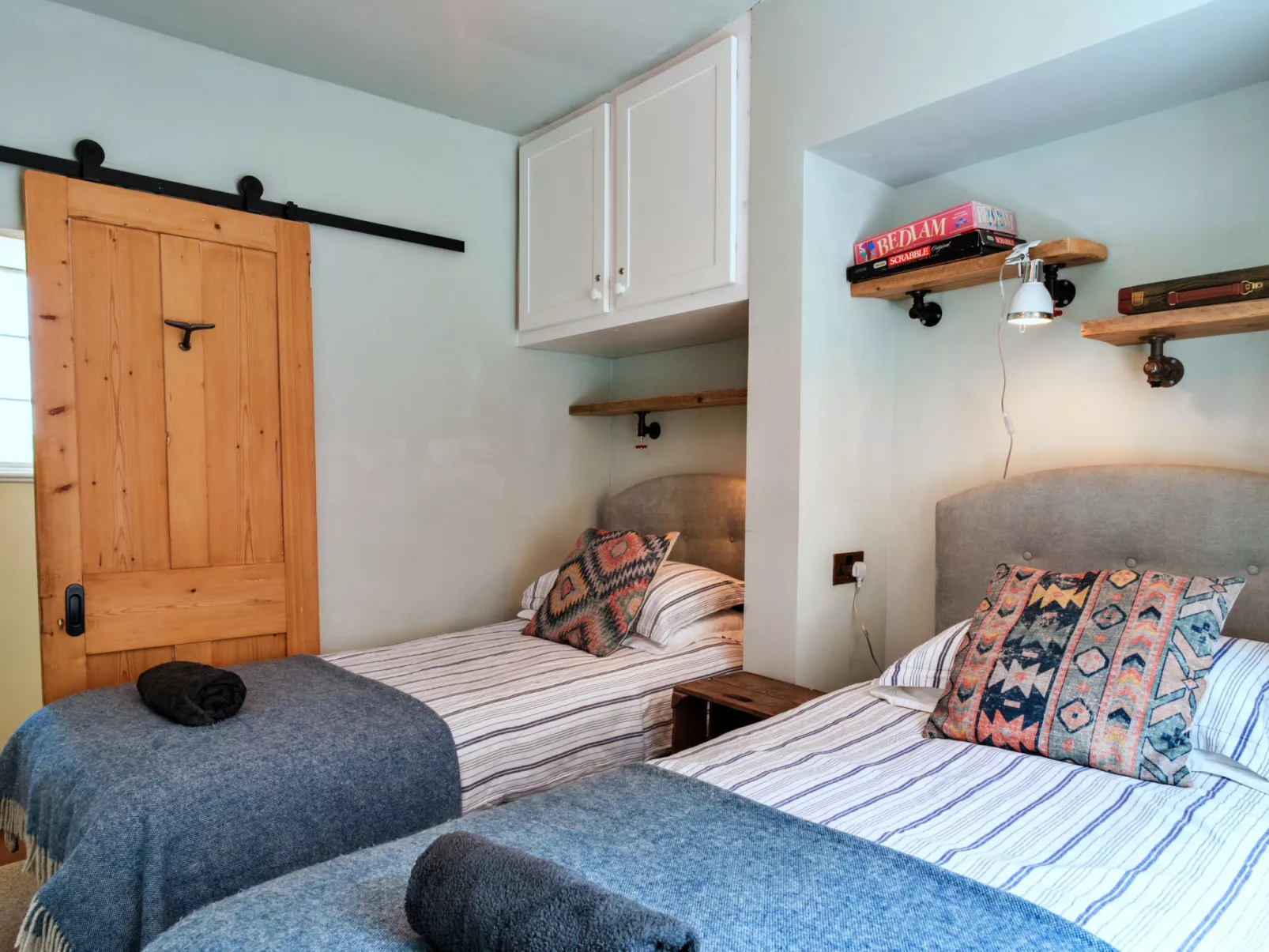 April Cottage-Dedans