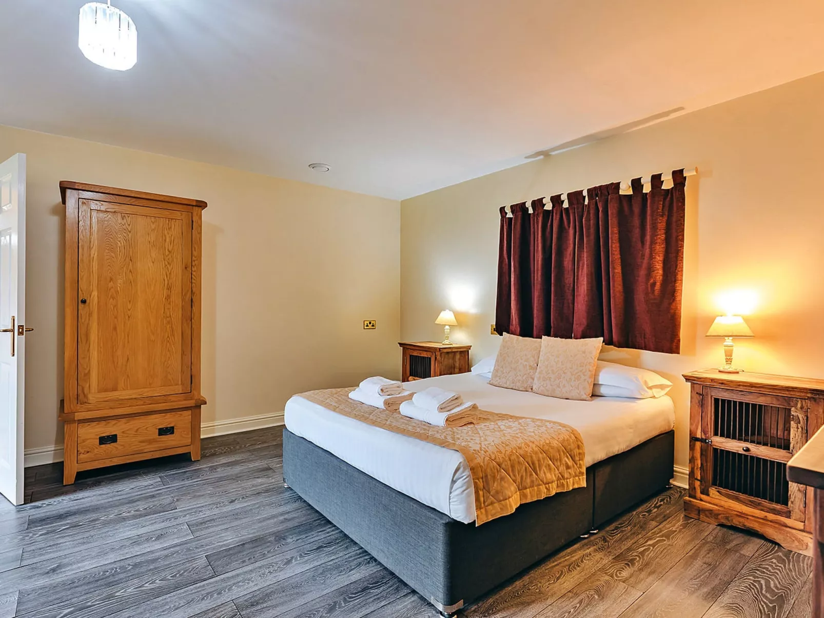 Netley Hall - Honeysuckle-Dedans