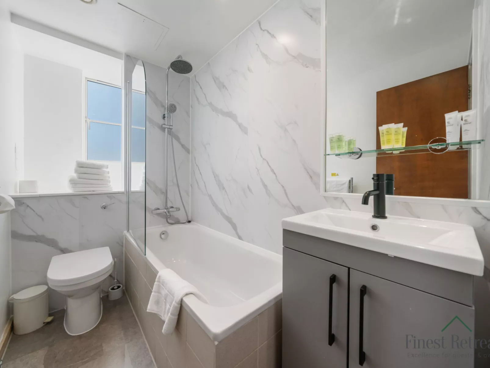 Roland House - Two Bedroom A-Dedans