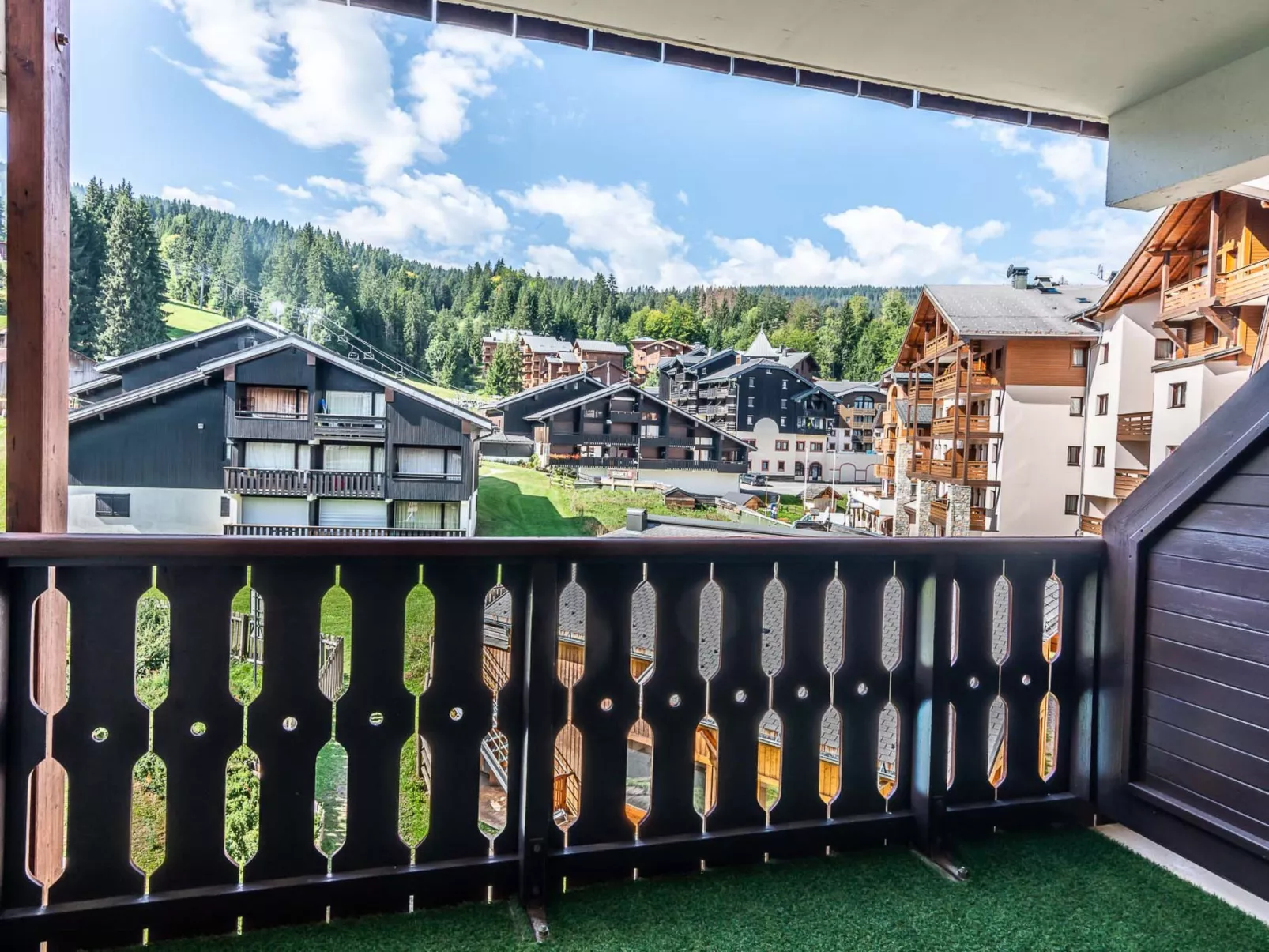 Les Sitelles-Outside