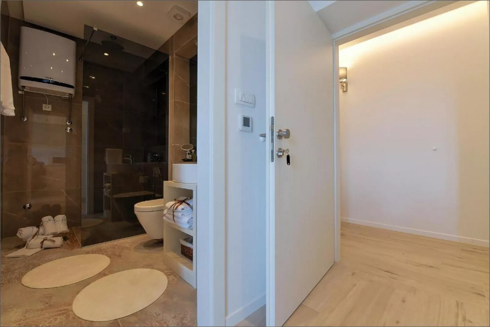 Deluxe Double Room with Balcony and Sea View (1)-Bathroom