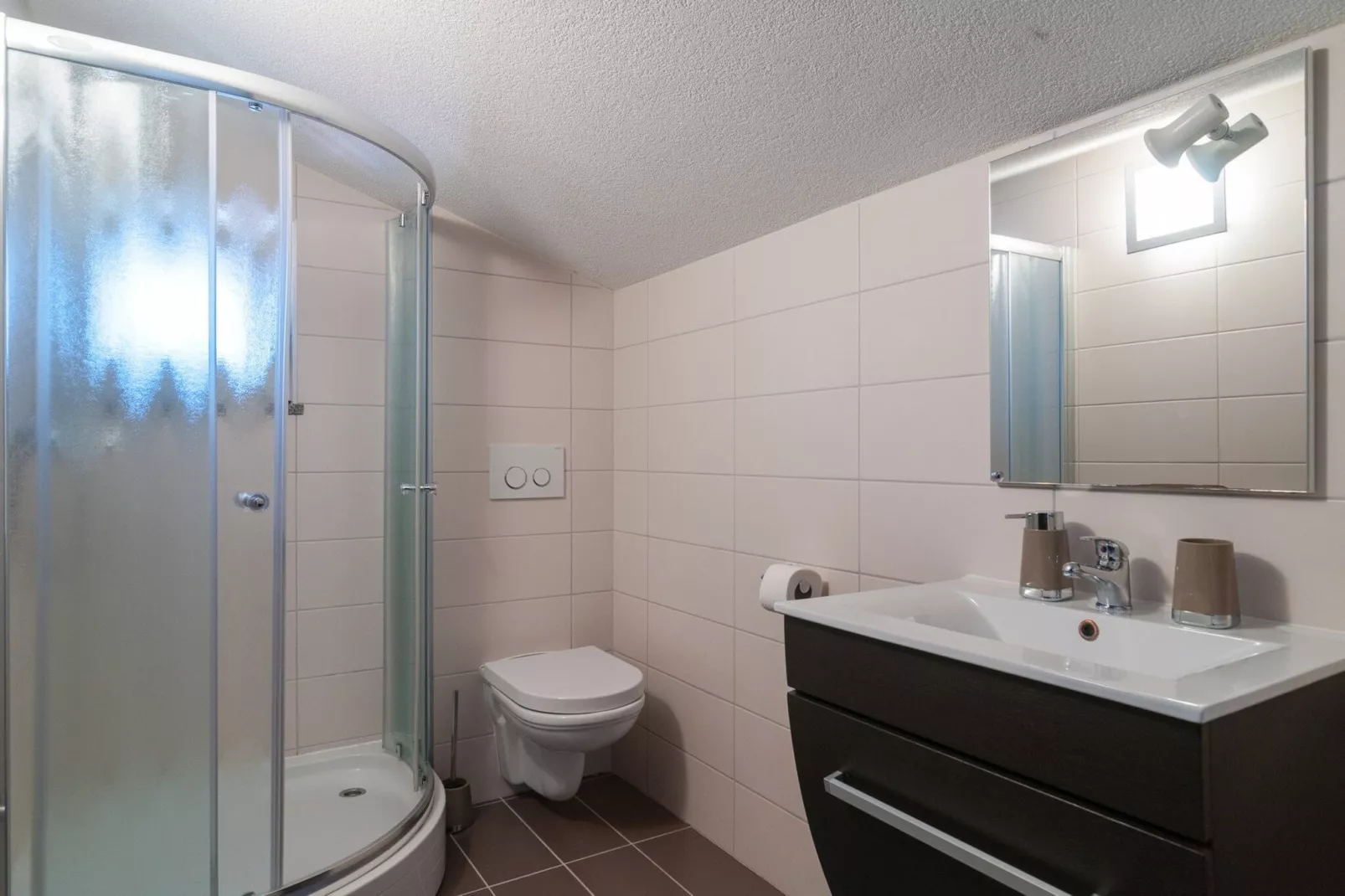 Five-Bedroom Home-Badezimmer