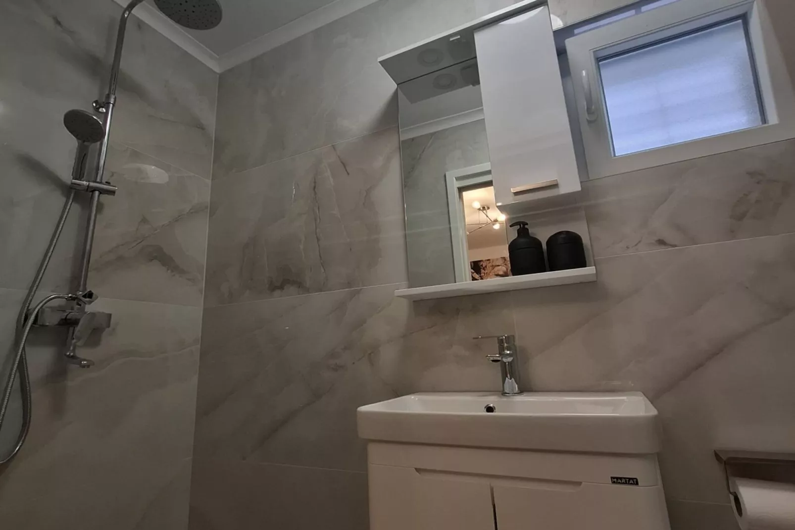 Apartment Jakić - One Bedroom Apartment with Garden View-Badezimmer