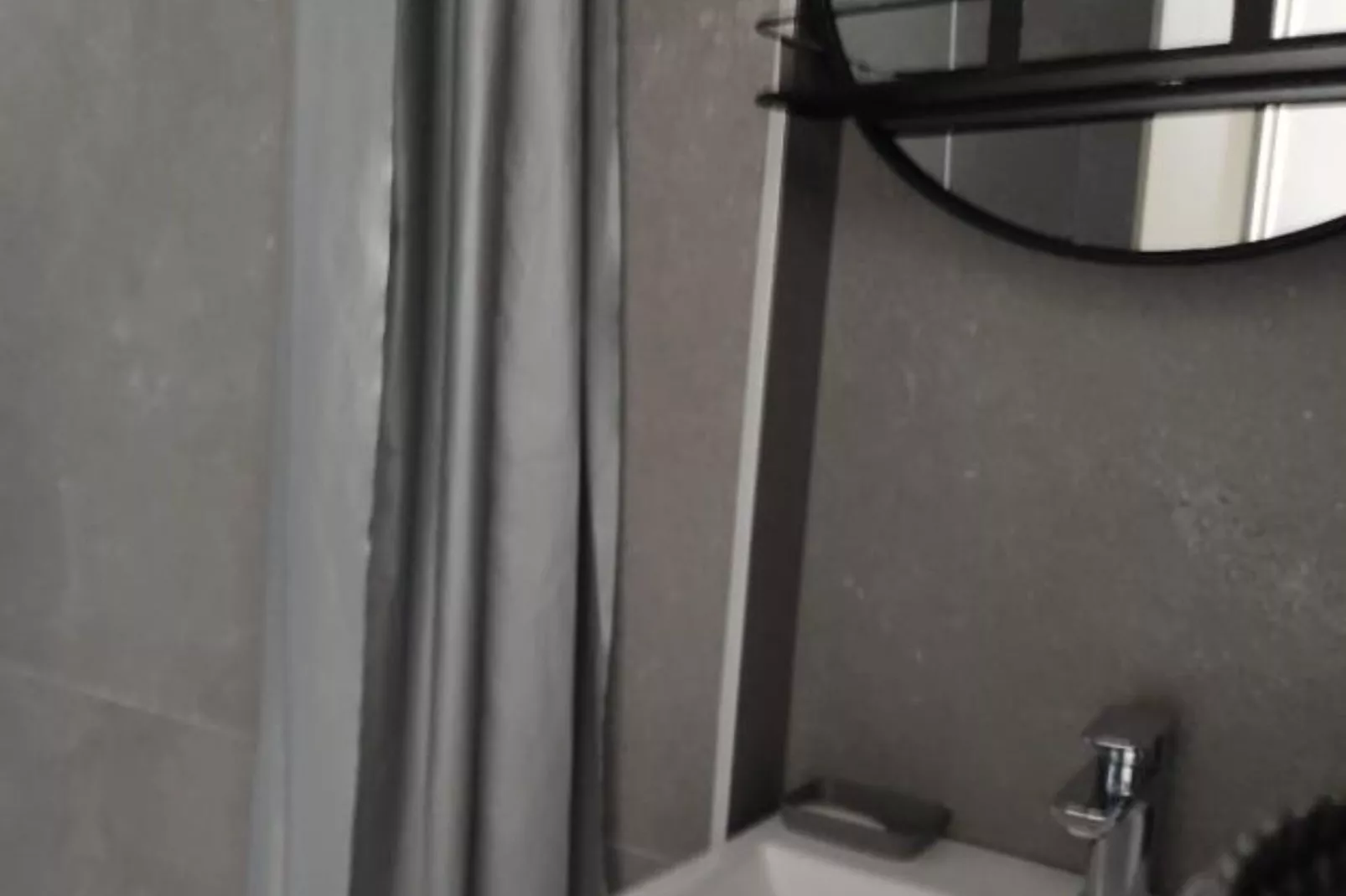 Modern Beachfront Apartments near Šibenik - Classic  Studio Apartment with Balcony and Sea View-Badezimmer