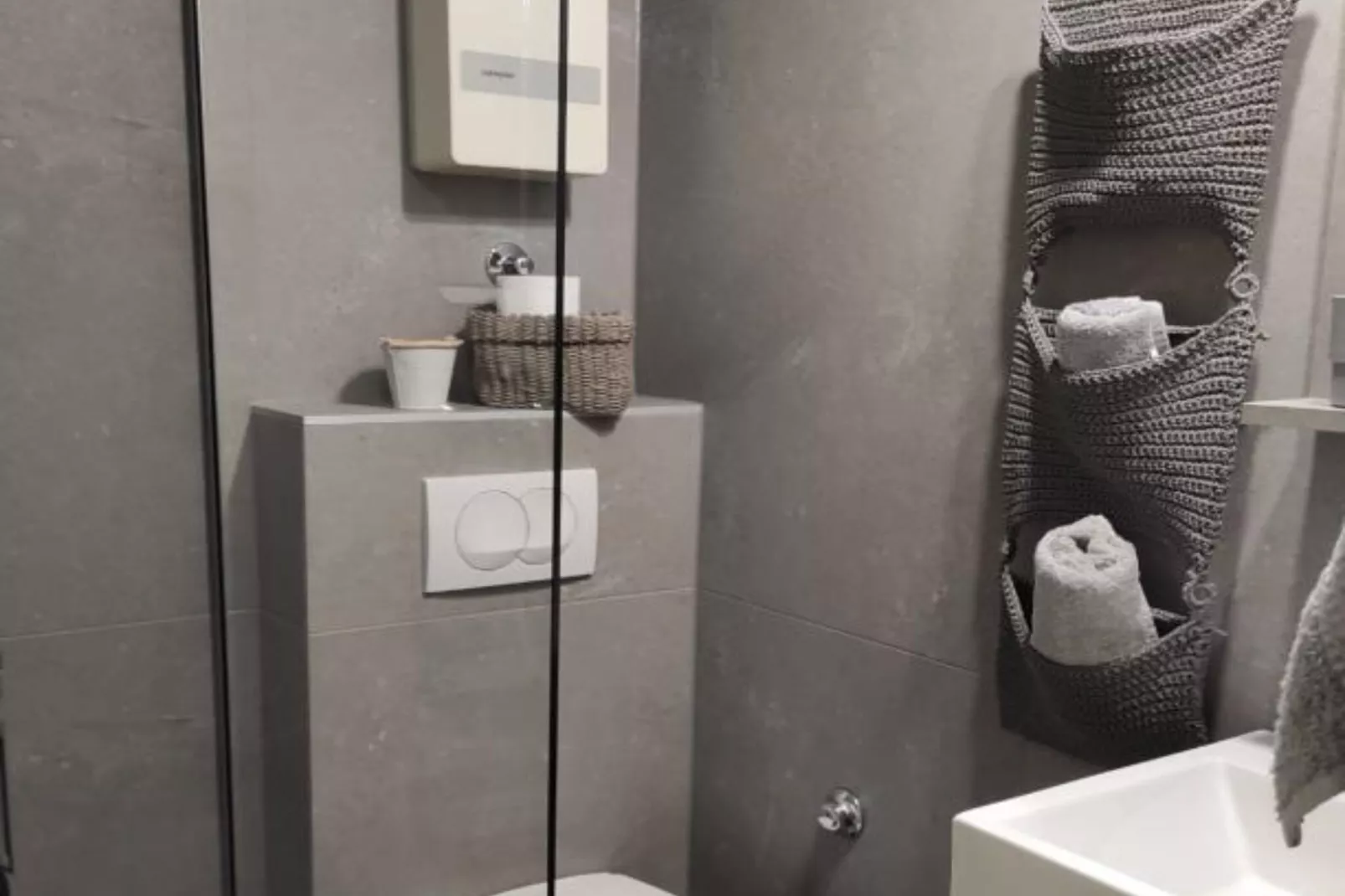 Modern Beachfront Apartments near Šibenik - Comfort Studio Apartment with Balcony and Sea View-Badezimmer