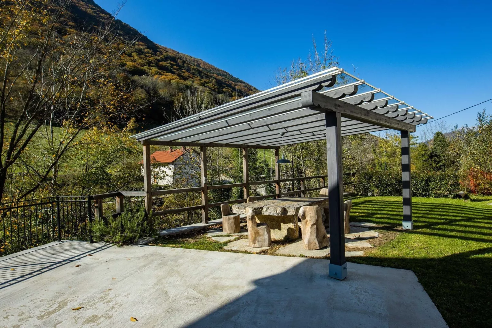 Riverside Rustic Ridge Apartments with Balcony - Three Bedroom Apartment with Balcony-Outdoor