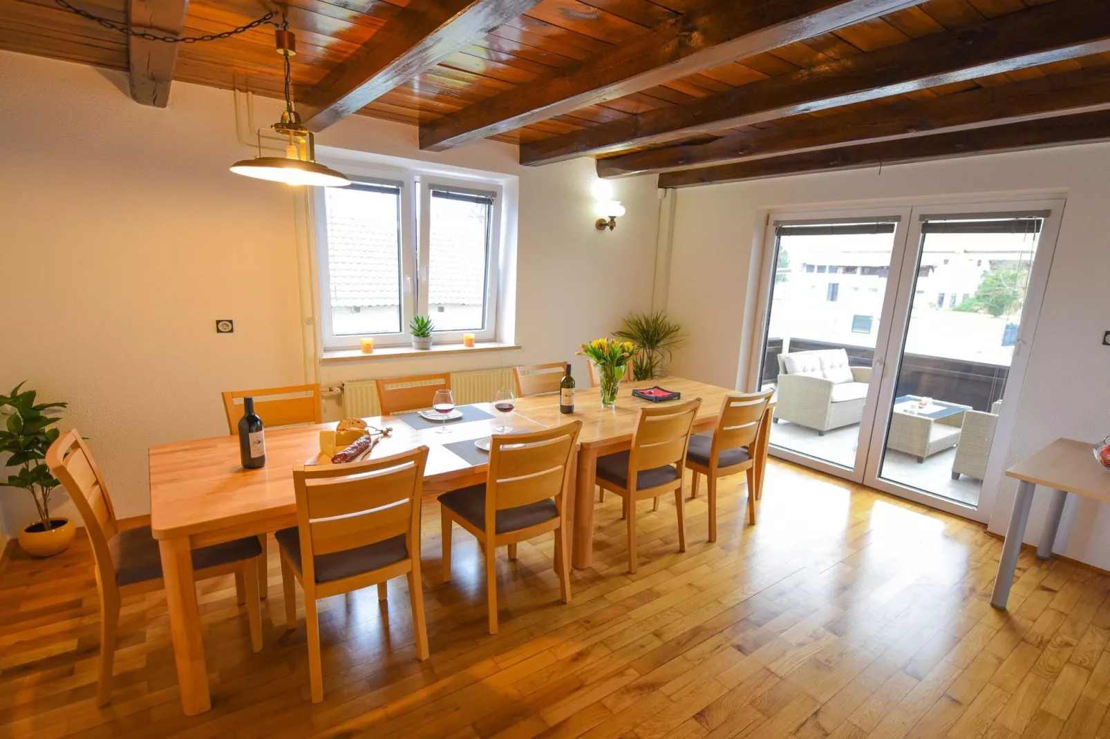 Cozy Luxe Holiday Home with Natural Thermal Bath - Seven Bedroom Holiday Home-Salle à manger