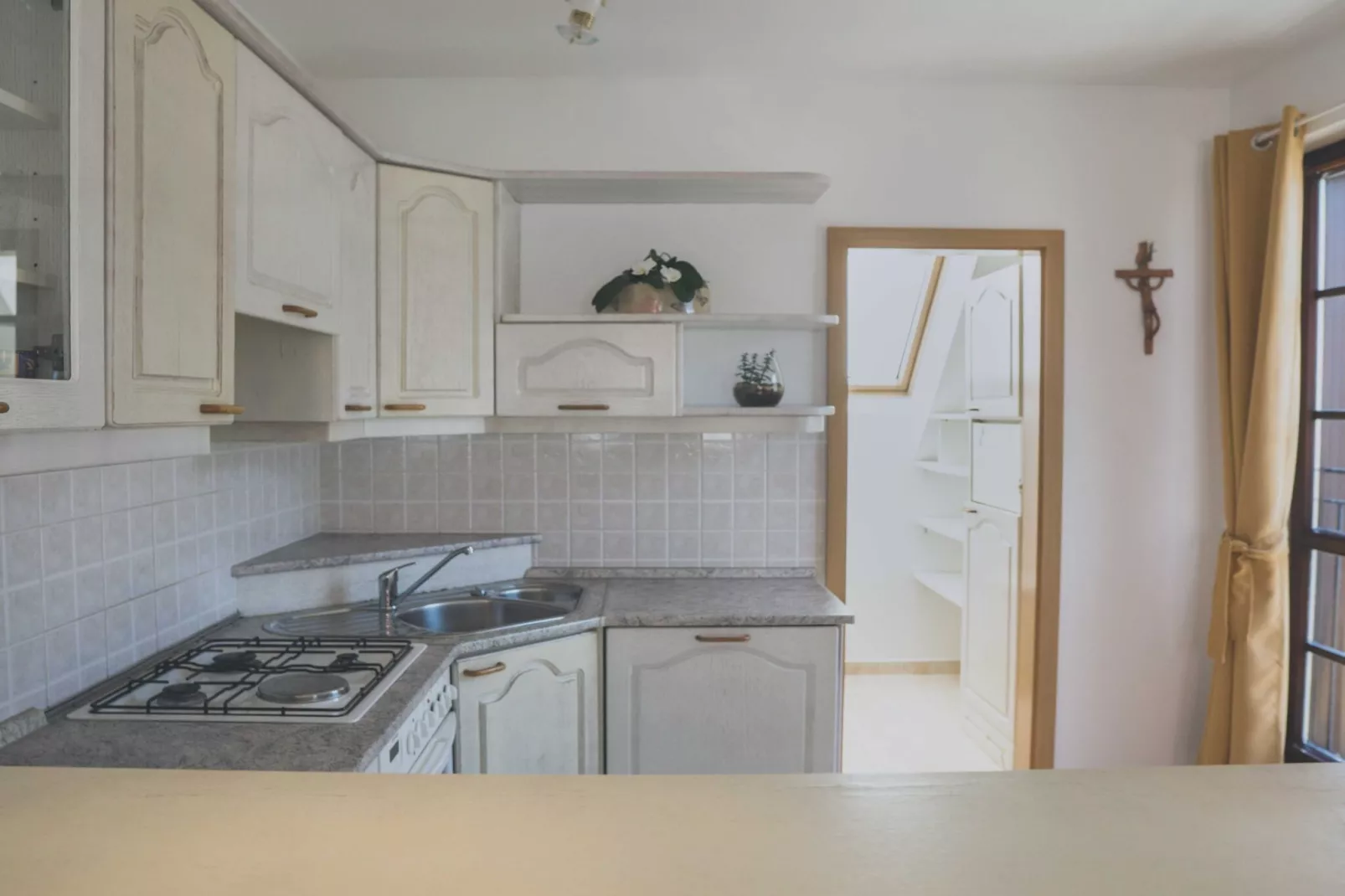 Comfortable Apartment with Mountain View - One Bedroom Apartment-Küche