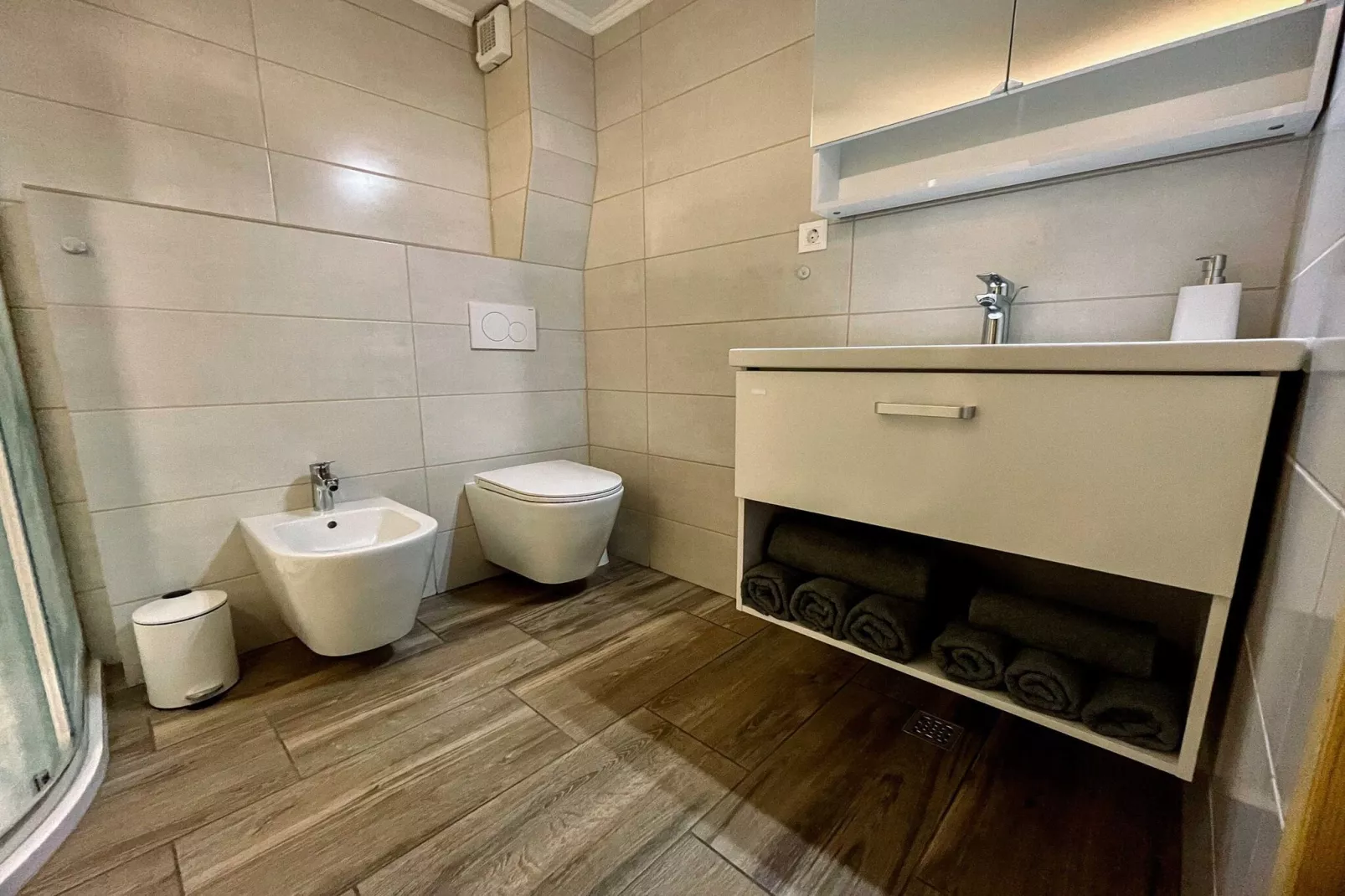 Modern and Peaceful Apartment with Terrace - Two Bedroom Apartment with Terrace-Badezimmer