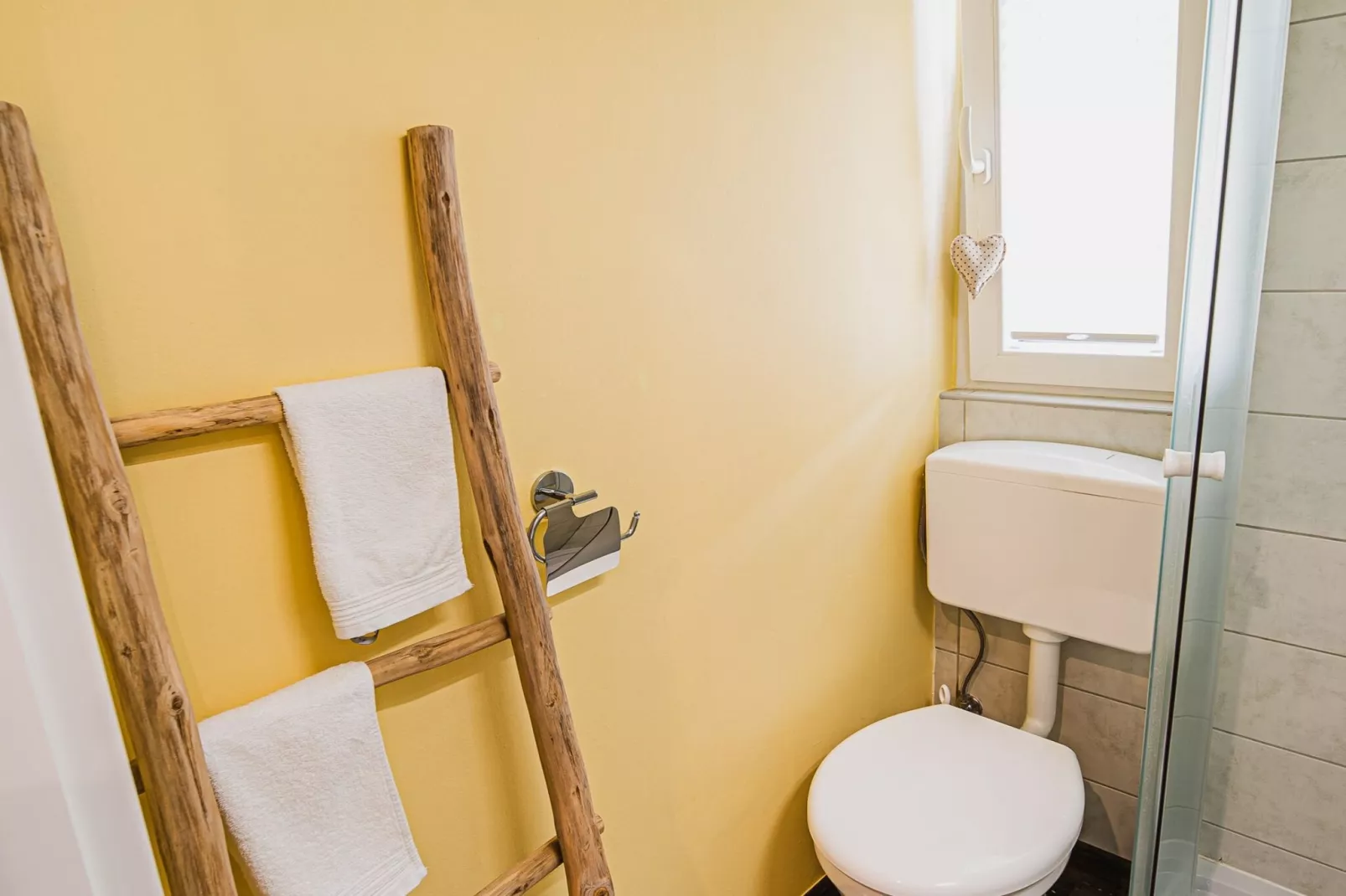 Enchanting Rural Apartment with Terrace - Studio Apartment with Terrace-Bathroom