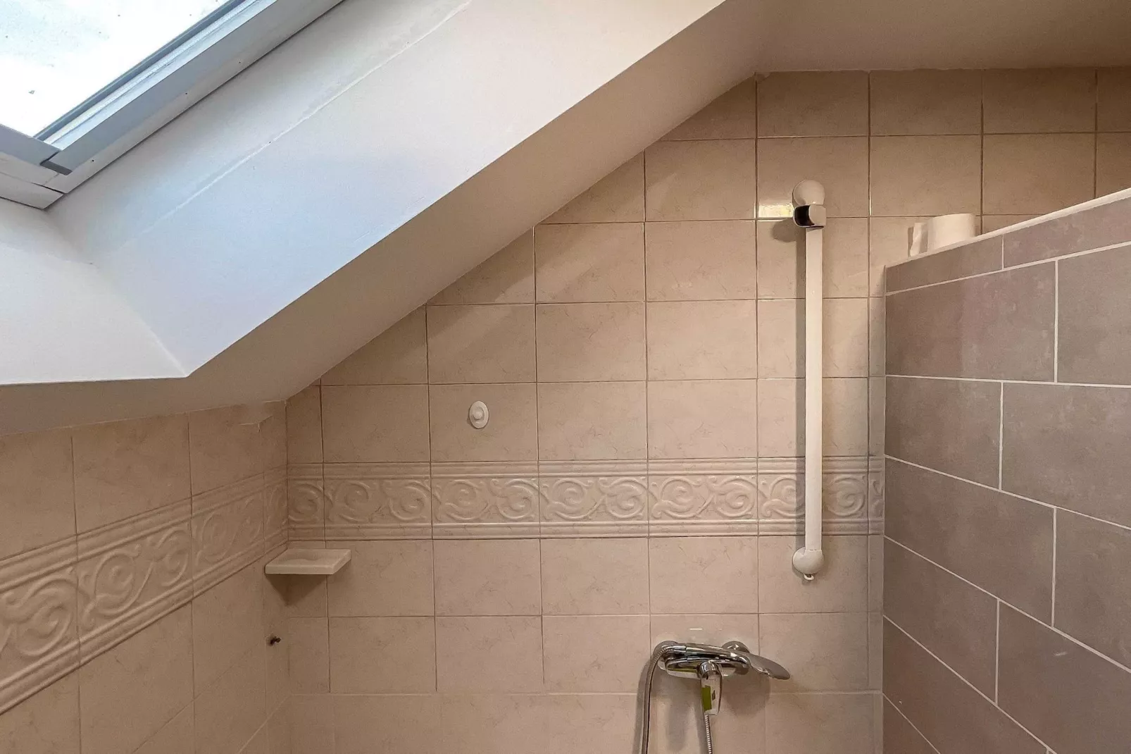 Vibrant and Charming Apartment with Balcony and Mountain View - Two Bedroom Apartment with Balcony and Mountain View-Bathroom