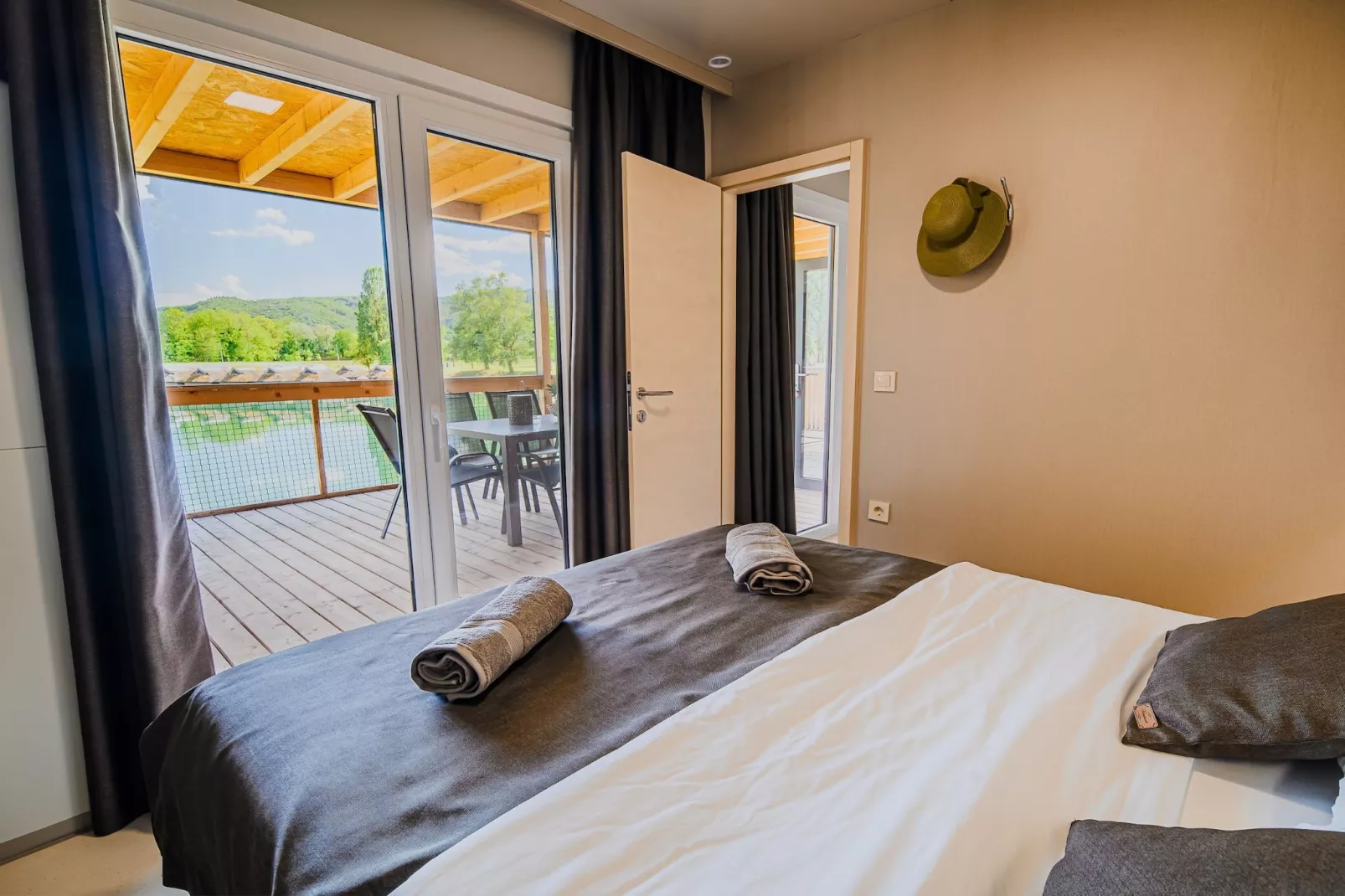 Lakeside Luxury Retreat Mobile Homes with Thermal Riviera Tickets - Three Bedroom Mobile Home 15\/017-Bedroom