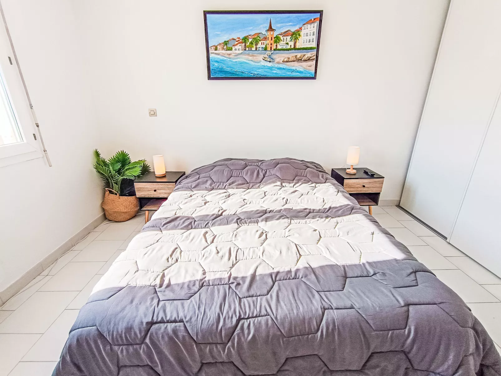 Port d'Attache-Inside