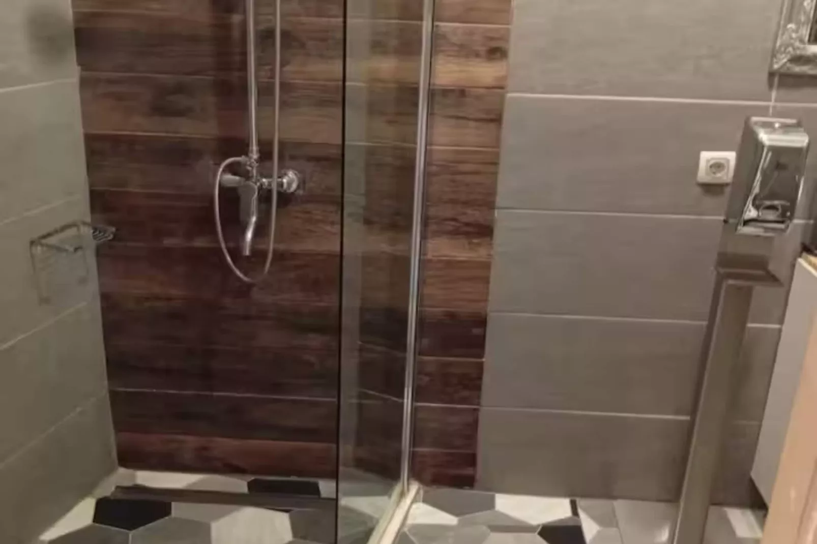 Six-bed room 1-Bathroom