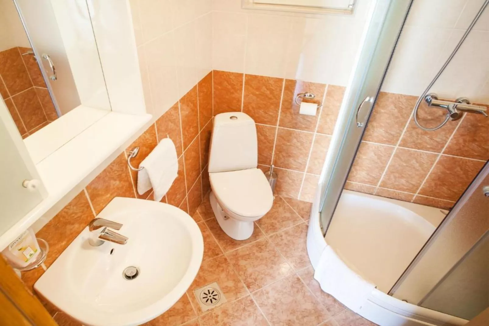 Charming Seaside Escape in Kotor - One Bedroom Apartment with Garden 3-Badezimmer