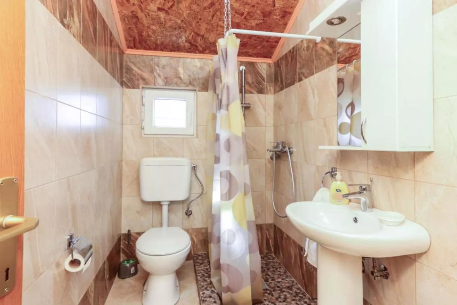 Beachfront Escape – Steps from the Crystal-Clear Sea - One Bedroom Apartment 1-Salle de bain