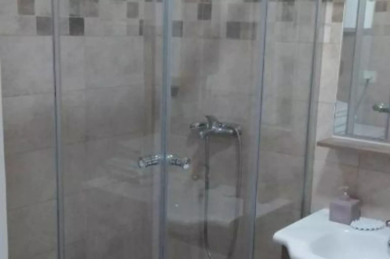 Adriatic Haven – Cozy Tivat Apartment with a Terrace - One Bedroom Apartment-Salle de bain