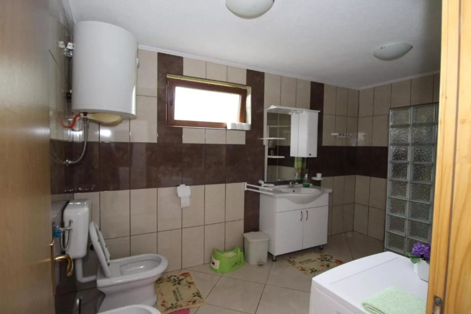 Four bedroom home with river view-Badezimmer