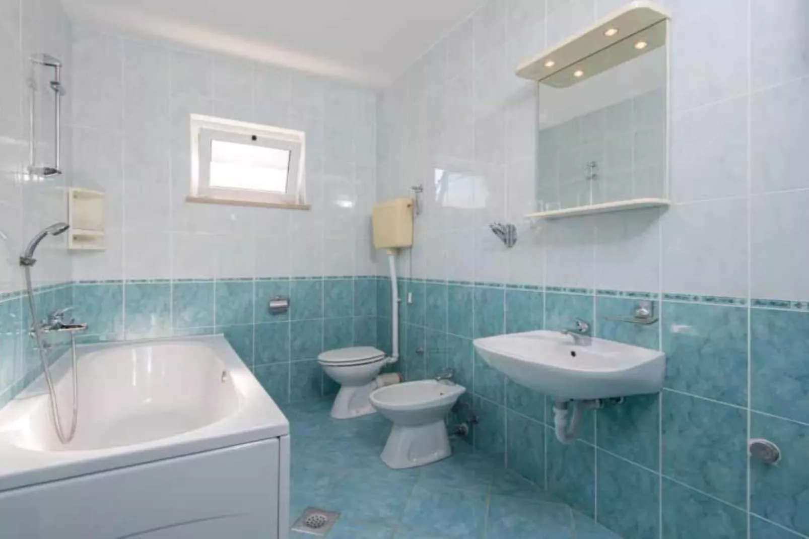 Spacious and Cozy Seafront Apartments - One Bedroom Apartment with Terrace and Sea View-Bathroom